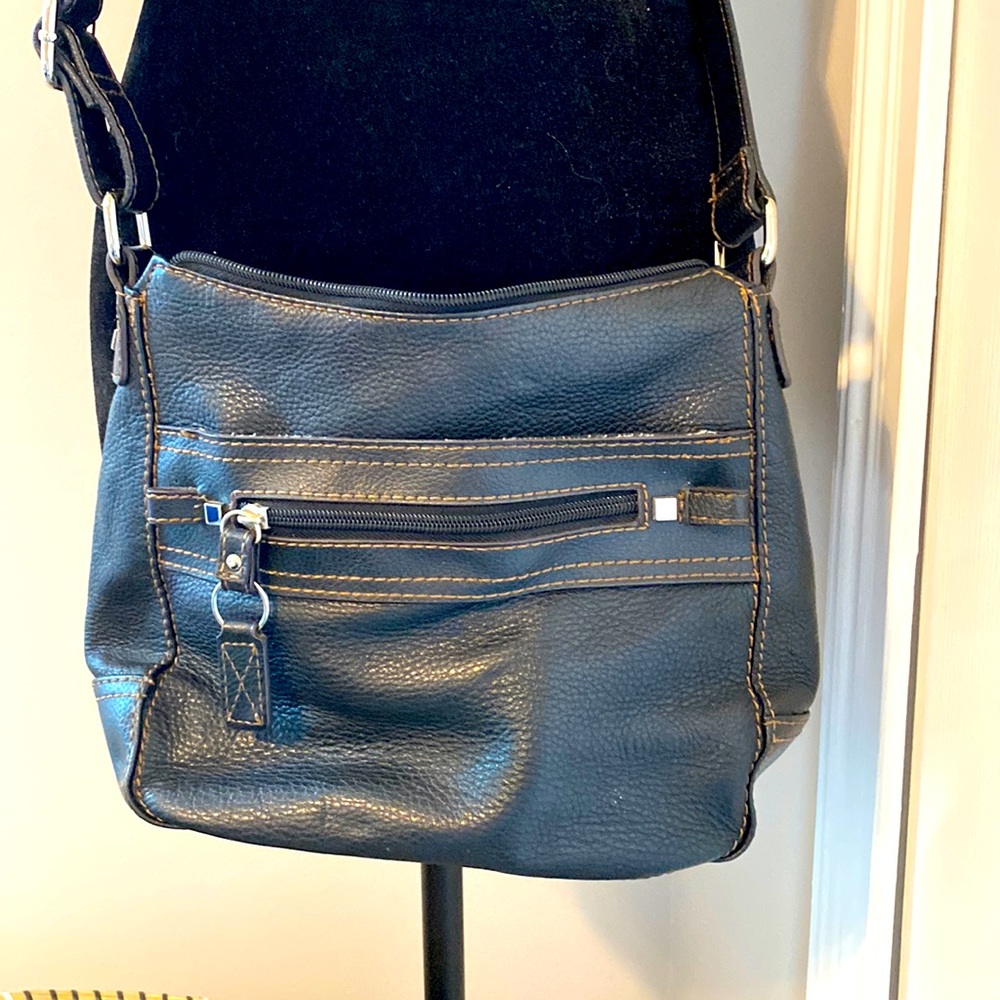 Black leather purse in EUC no defects, no wear and tear. Crossbody/shouler bag